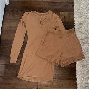 SKIMS SLEEP HENLEY DRESS, SLEEP SHORT BUNDLE CAMEL XS